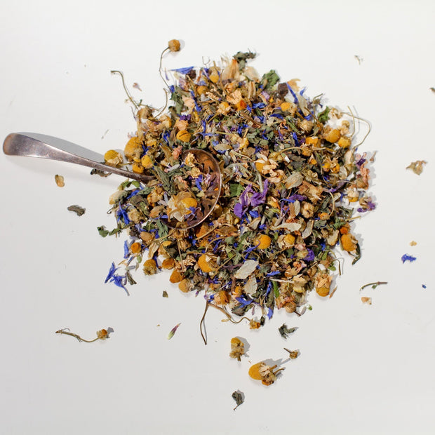 Valerian and chamomile bedtime tisane for deep rest