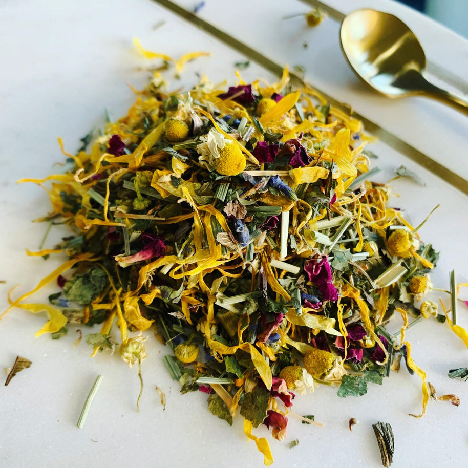 Skin-brightening loose leaf tisane with chamomile, lemongrass and botanicals