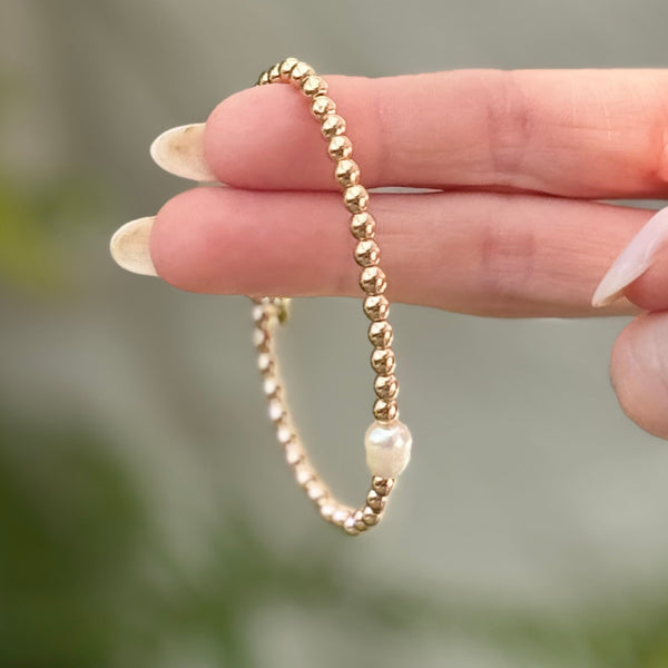 Gold tone hematite beaded bracelet with freshwater pearls