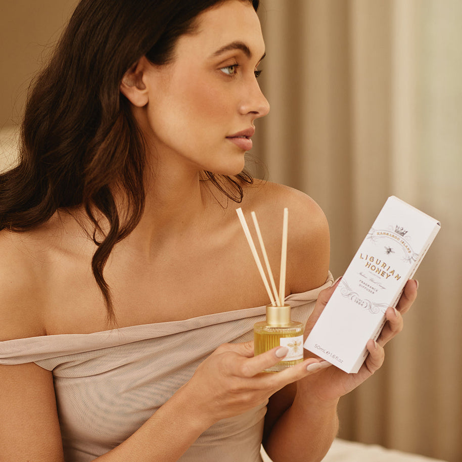 Reed diffuser bottle with five reeds