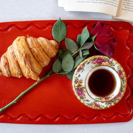 Rouge chopping board with non-slip grip and juice groove