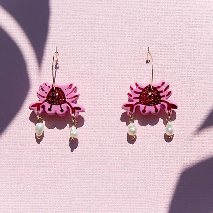Kingston Jewellery Pink Crab Pearl Earrings with glitter detail and pearl drops
